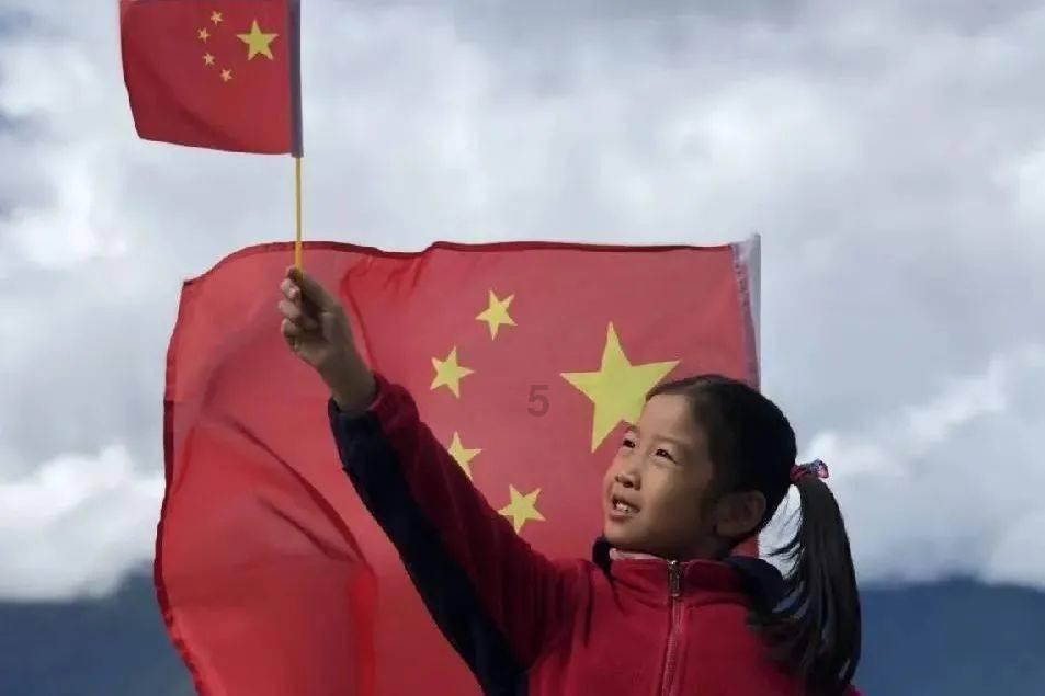 查尔斯心酸无奈:女王太宠爱夏洛特公主,不退位是为曾孙女